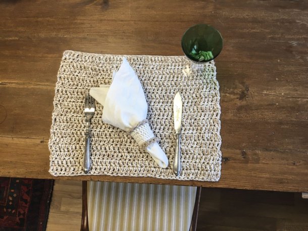 Lättvirkad bordstablett och servettring